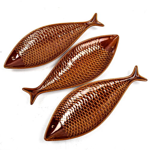 1638 - STIG LINDBERG for Gustavsberg, 3 ceramic fish dishes / trays, designed 1950s', length 31cm