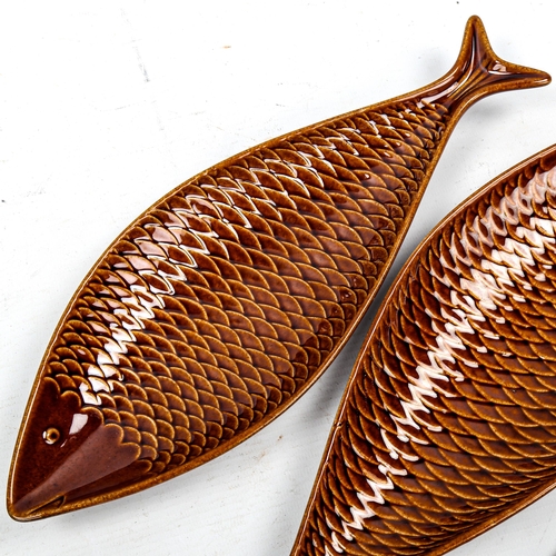 1638 - STIG LINDBERG for Gustavsberg, 3 ceramic fish dishes / trays, designed 1950s', length 31cm