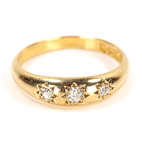 123 - A Victorian 18ct gold 3-stone diamond gypsy ring, set with old-cut diamonds, total diamond content a... 