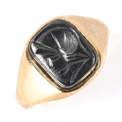 140 - A late 20th century 9ct gold haematite seal signet ring, intaglio carved with centurion profile, hal... 