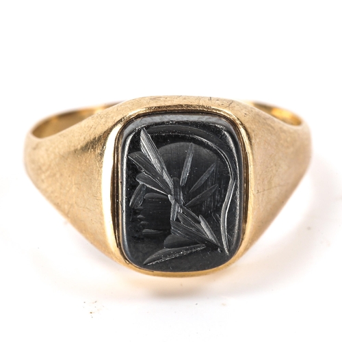 140 - A late 20th century 9ct gold haematite seal signet ring, intaglio carved with centurion profile, hal... 