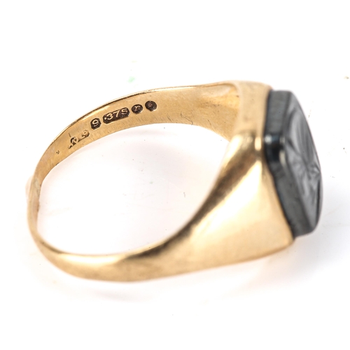 140 - A late 20th century 9ct gold haematite seal signet ring, intaglio carved with centurion profile, hal... 