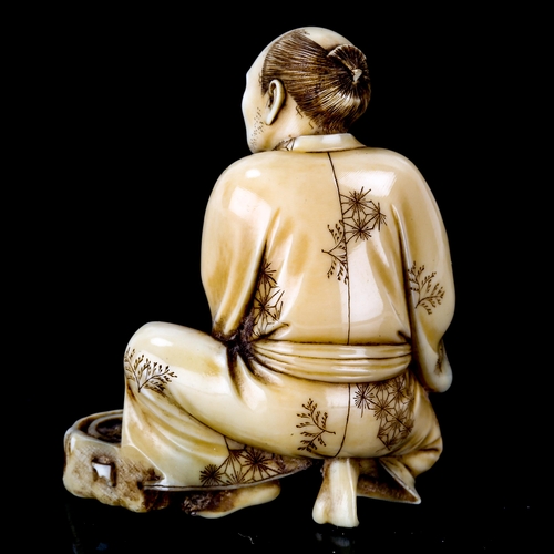 1022 - A Japanese ivory okimono depicting a craftsman at work, Meiji Period, height 4.5cm