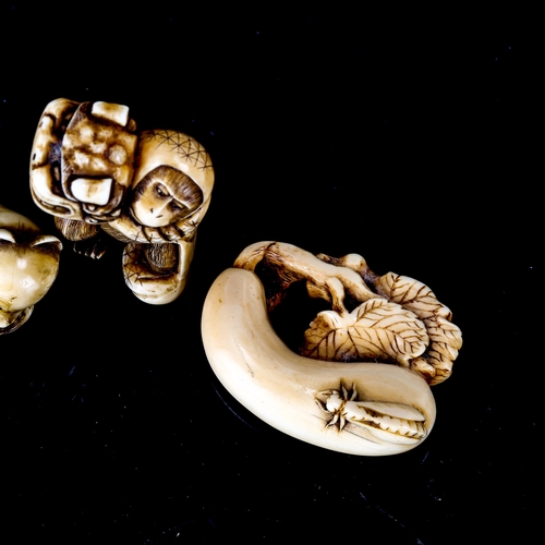 1030 - 3 Japanese ivory netsuke and okimono depicting a cat holding a fish, length 5cm, monkey holding a dr... 