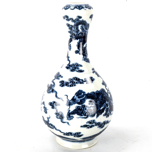 1072 - A Chinese blue and white porcelain garlic-neck vase, painted seal mark, height 28cm