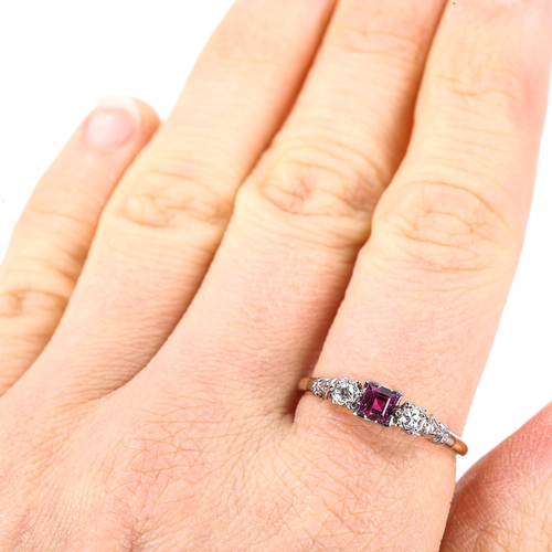 198 - An 18ct gold 3-stone ruby and diamond ring, set with square-cut ruby and round brilliant-cut diamond... 