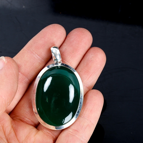 221 - A large modern silver and green agate pendant, overall height 50.3mm, 16.5g