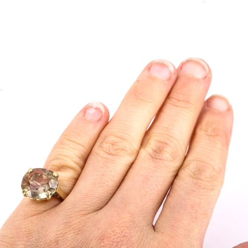 256 - An 18ct gold smoky quartz dress ring, setting height 12.2mm, size F/G, 4.9g