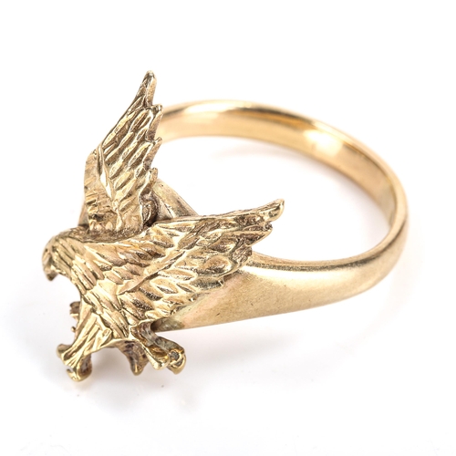 346 - A heavy mid-20th century 9ct gold figural eagle signet ring, maker's marks A and W, hallmarks Birmin... 