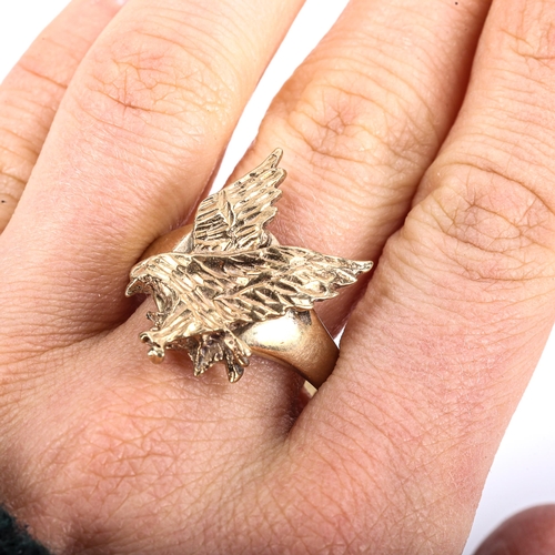 346 - A heavy mid-20th century 9ct gold figural eagle signet ring, maker's marks A and W, hallmarks Birmin... 