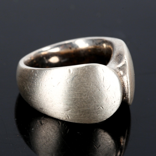 395 - GEORG JENSEN - a Vintage Danish sterling silver ring, designed by Henning Koppel, model no. 100, set... 