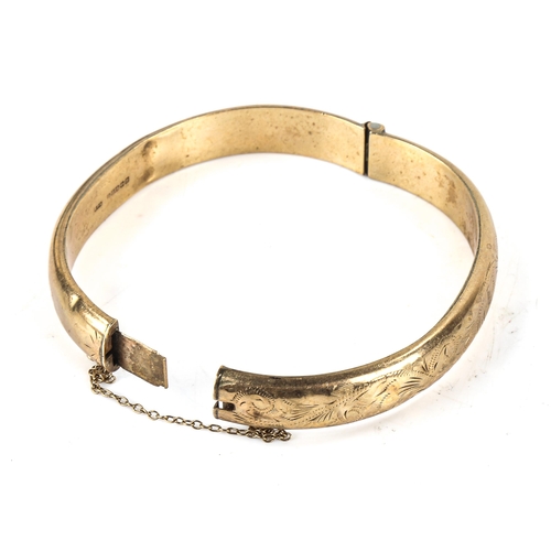 470 - A mid-20th century 9ct gold hinged bangle, engraved foliate decoration, hallmarks Birmingham 1964, b... 