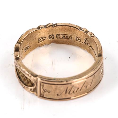 516 - A Victorian 9ct gold woven hair memorial ring, with openwork panels displaying hair with internal in... 