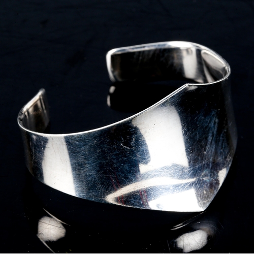 530 - ARNE JOHANSEN - a Danish modernist sterling silver plain form torque bangle, setting height 37.2mm, ... 