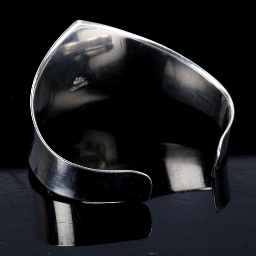 530 - ARNE JOHANSEN - a Danish modernist sterling silver plain form torque bangle, setting height 37.2mm, ... 