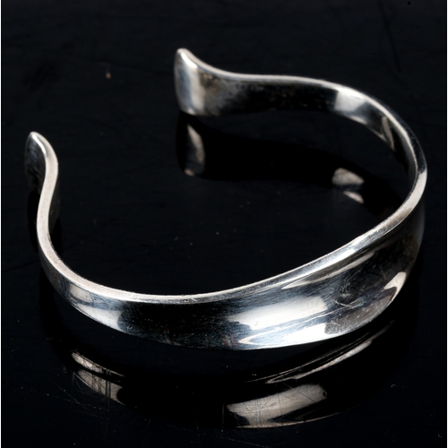 531 - RUDOLF ANDRESEN - a Vintage Danish modernist sterling silver plain form torque bangle, setting heigh... 