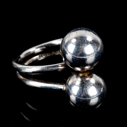 532 - BENT KNUDSEN - a Vintage Danish modernist sterling silver double ball ring, setting height 23.9mm, s... 