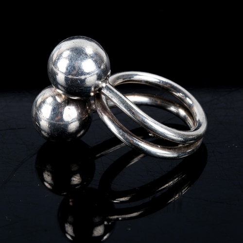 532 - BENT KNUDSEN - a Vintage Danish modernist sterling silver double ball ring, setting height 23.9mm, s... 