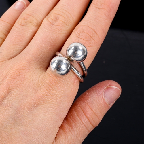 532 - BENT KNUDSEN - a Vintage Danish modernist sterling silver double ball ring, setting height 23.9mm, s... 