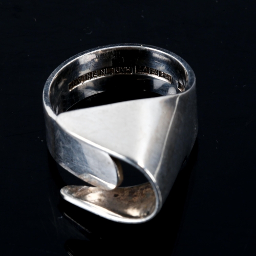 533 - A Vintage Finnish modernist sterling silver ring, hallmarks Turku 1974, size Q/R, 8.9g