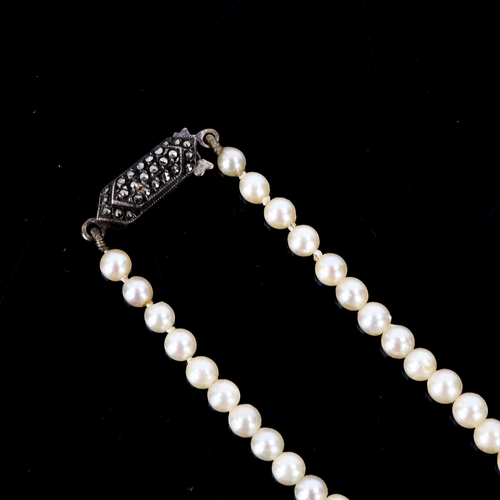 538 - A single-row graduated cultured pearl necklace, with silver marcasite clasp, necklace length 40cm, 1... 