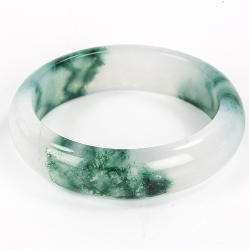 540 - A polished jade slave bangle, band width 17.7mm, internal diameter 6cm, 65g