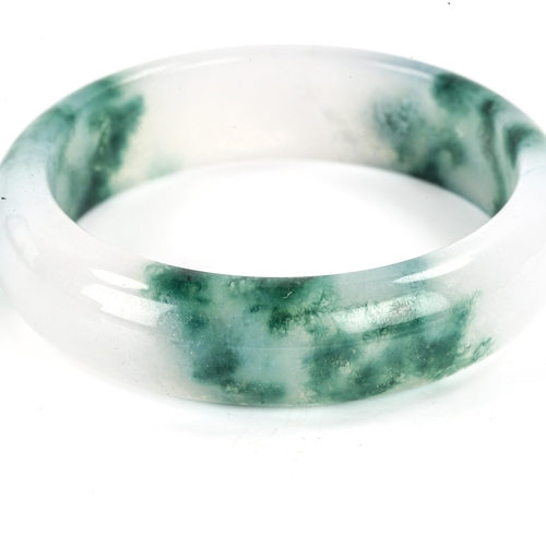 540 - A polished jade slave bangle, band width 17.7mm, internal diameter 6cm, 65g