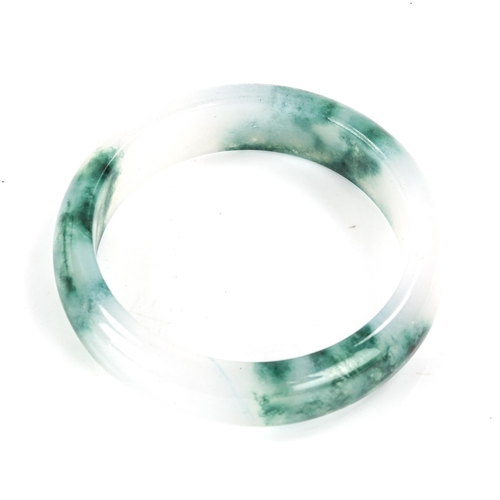 540 - A polished jade slave bangle, band width 17.7mm, internal diameter 6cm, 65g