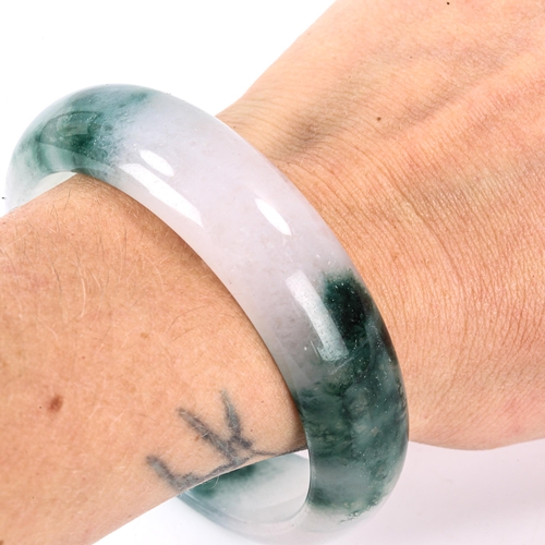 540 - A polished jade slave bangle, band width 17.7mm, internal diameter 6cm, 65g