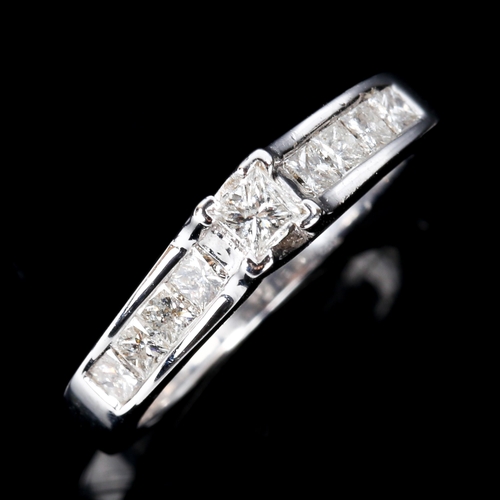 543 - A modern 18ct white gold Princess-cut solitaire diamond ring, set with Princess-cut diamond shoulder... 