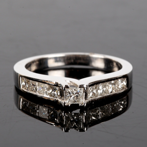 543 - A modern 18ct white gold Princess-cut solitaire diamond ring, set with Princess-cut diamond shoulder... 