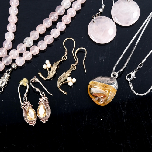 560 - Various jewellery, including unmarked yellow metal pearl earrings, rose quartz bead necklace and ear... 