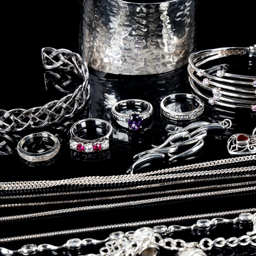 579 - Various modern silver jewellery, including cuff bangles, brooch, ring, pendants etc, 162g gross