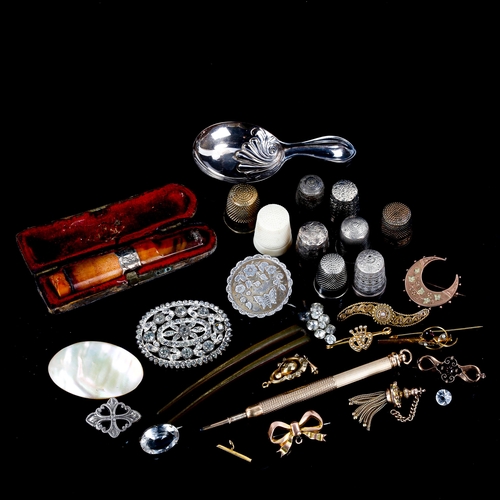 581 - Various jewellery and collectables, including 9ct 2-colour gold crescent moon brooch, unmarked gold ... 