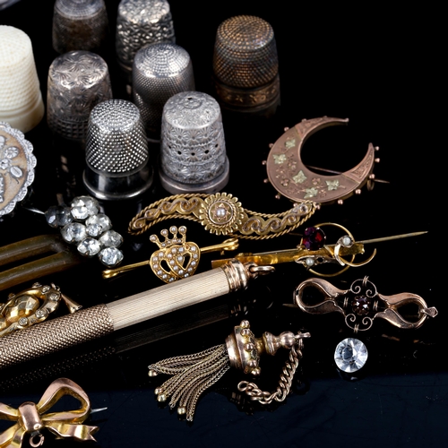 581 - Various jewellery and collectables, including 9ct 2-colour gold crescent moon brooch, unmarked gold ... 