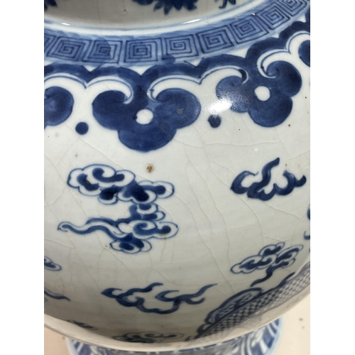 1202 - A large Chinese blue and white porcelain jar and cover, decorated with dragons and exotic birds, 6 c... 