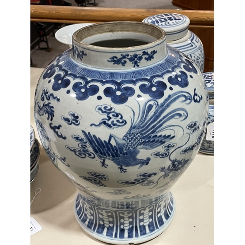 1202 - A large Chinese blue and white porcelain jar and cover, decorated with dragons and exotic birds, 6 c... 