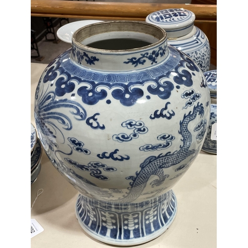 1202 - A large Chinese blue and white porcelain jar and cover, decorated with dragons and exotic birds, 6 c... 