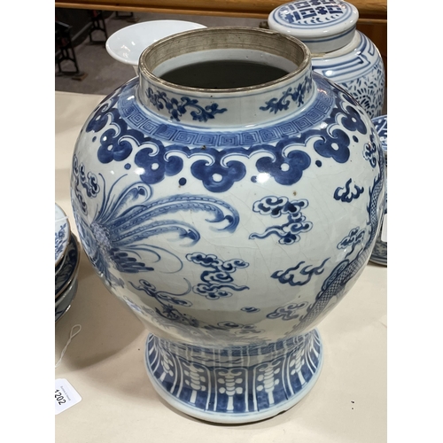 1202 - A large Chinese blue and white porcelain jar and cover, decorated with dragons and exotic birds, 6 c... 