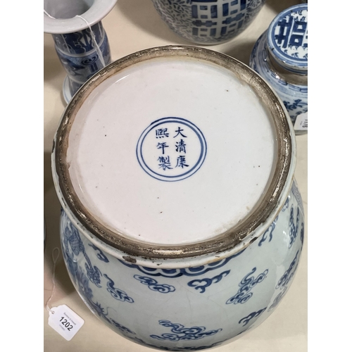 1202 - A large Chinese blue and white porcelain jar and cover, decorated with dragons and exotic birds, 6 c... 