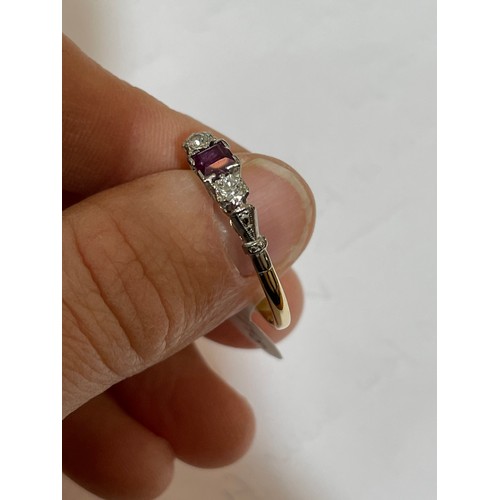 198 - An 18ct gold 3-stone ruby and diamond ring, set with square-cut ruby and round brilliant-cut diamond... 