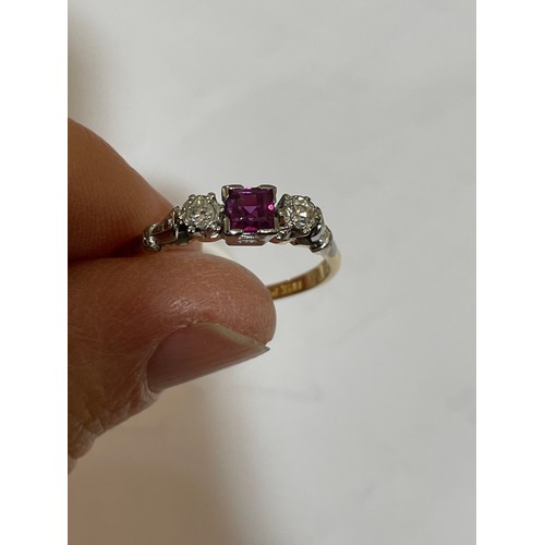 198 - An 18ct gold 3-stone ruby and diamond ring, set with square-cut ruby and round brilliant-cut diamond... 