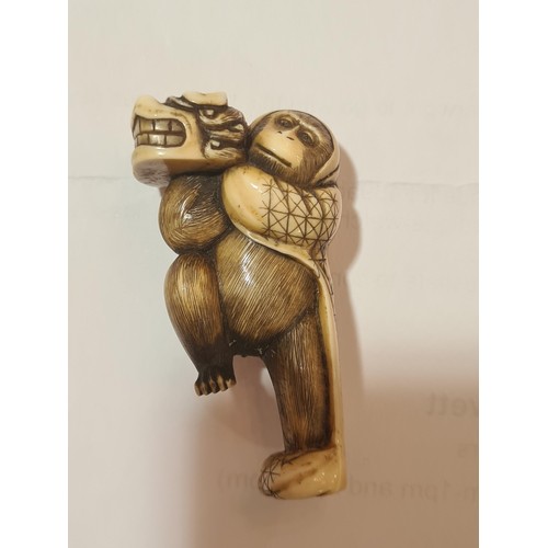 1030 - 3 Japanese ivory netsuke and okimono depicting a cat holding a fish, length 5cm, monkey holding a dr... 