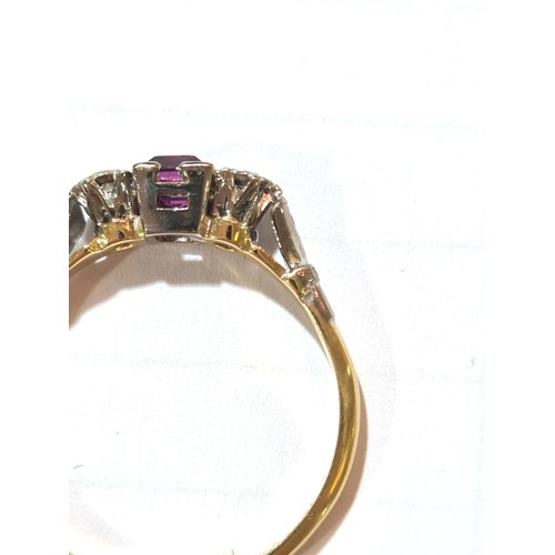 198 - An 18ct gold 3-stone ruby and diamond ring, set with square-cut ruby and round brilliant-cut diamond... 