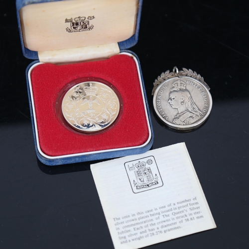 170 - A Queen Victorian 1890 crown in silver pendant mount, and Royal Mint Silver Jubilee crown (2)