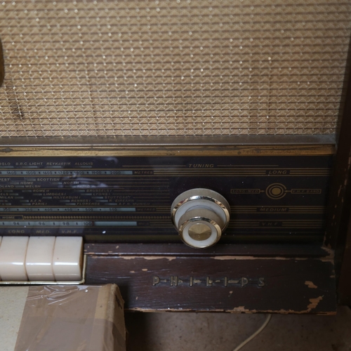 402 - Vintage Philips valve radio and various valves