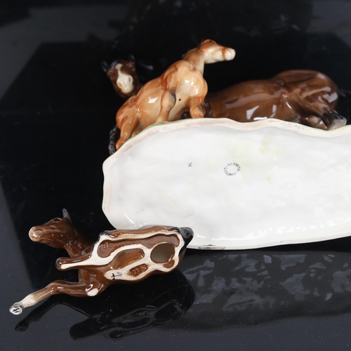 716 - Beswick porcelain mare and foal group, and Beswick recumbent foal, model 915 (2)