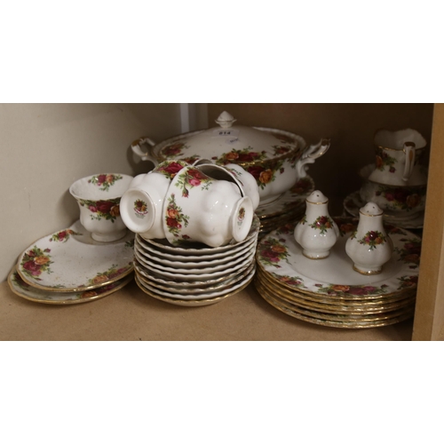 814 - Royal Albert Old Country Roses pattern tea and dinnerware