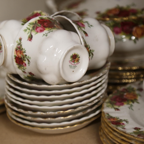 814 - Royal Albert Old Country Roses pattern tea and dinnerware