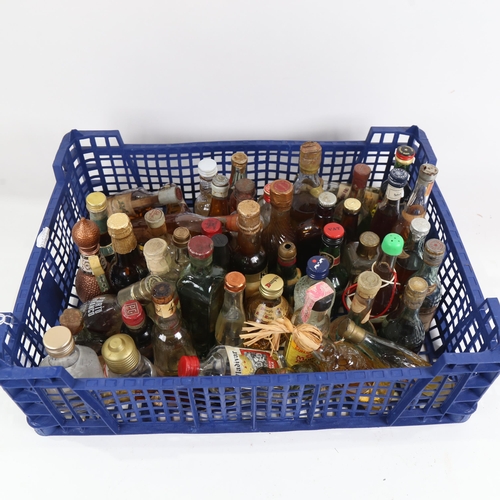 832 - A quantity of spirit and liqueur miniatures (boxful)